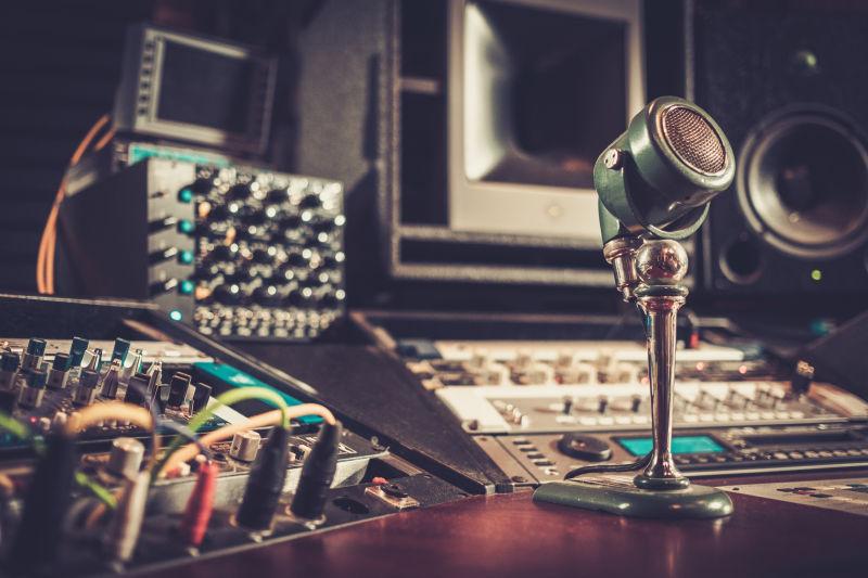 录音棚里的幕后英雄 音乐制作人的工作与创作